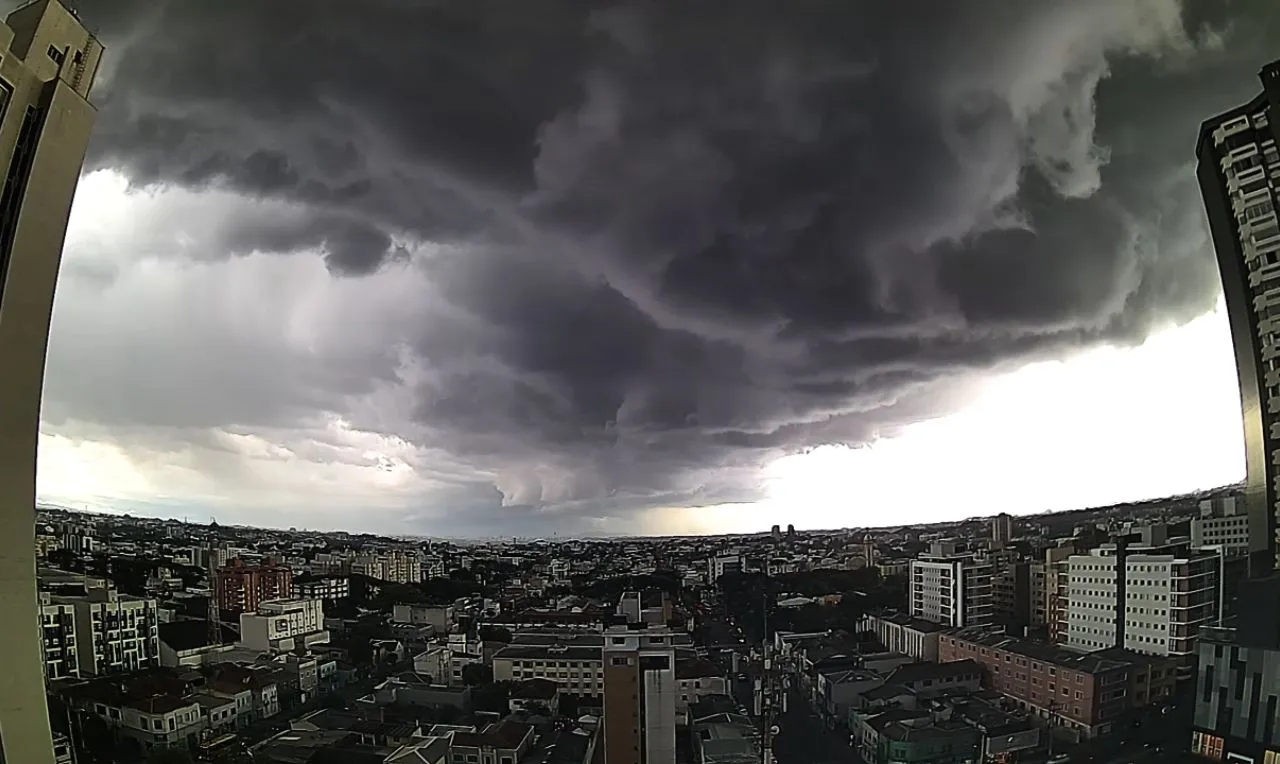 O mapa mostra o avan&ccedil;o de chuva intensa em Curitiba
